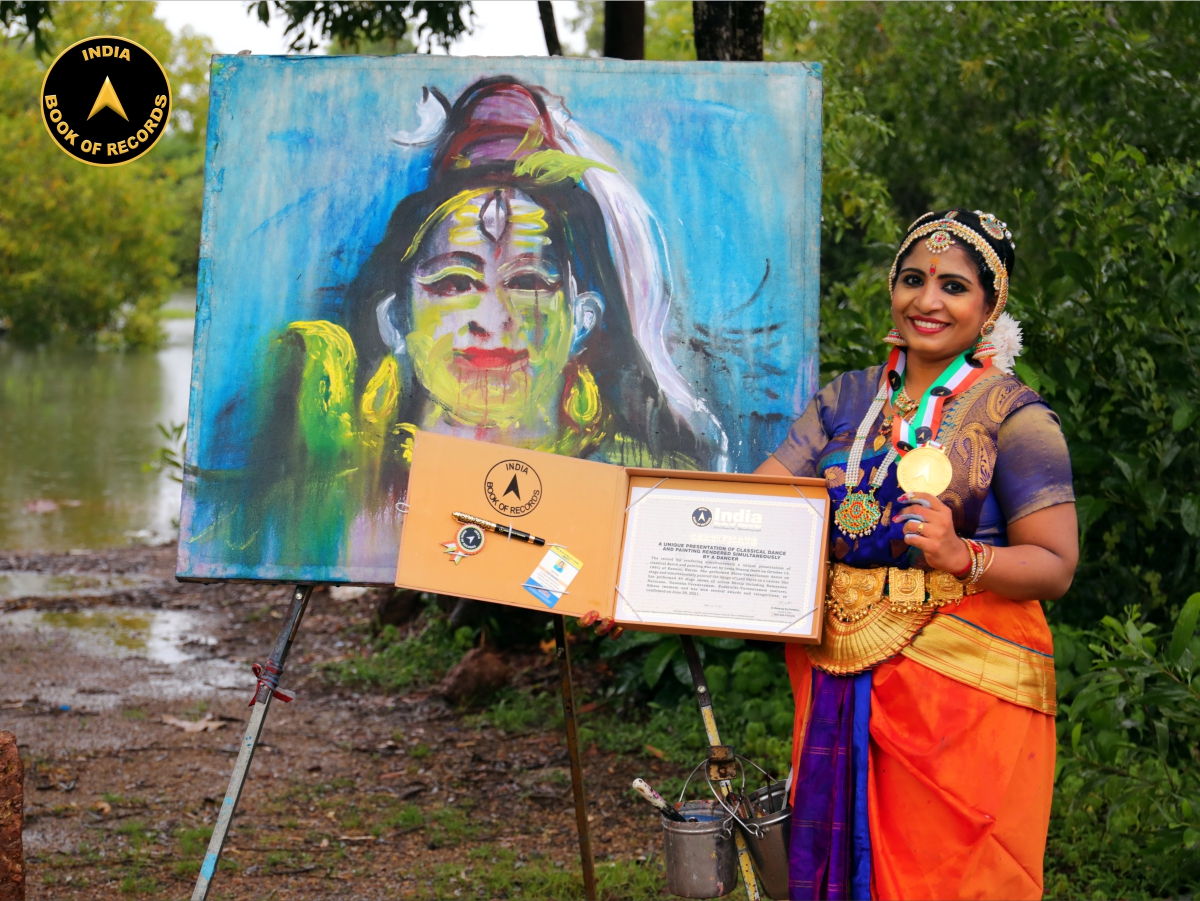 A unique presentation of classical dance and painting rendered simultaneously by a dancer