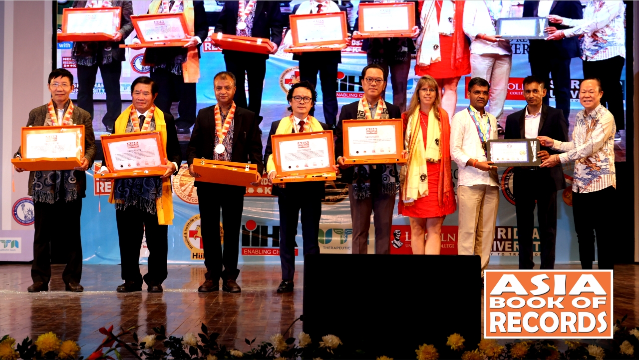 Felicitation of Vietnamese and other recipients of Asia Book of Record