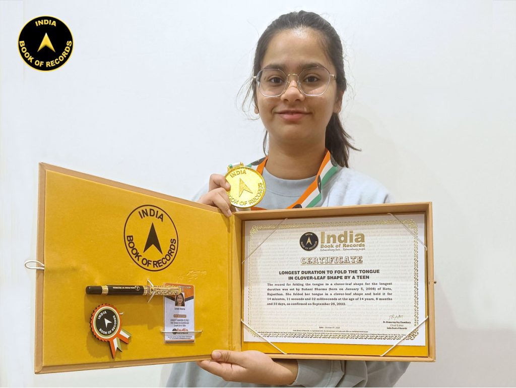 Longest duration to fold the tongue in cloverleaf shape by a teen