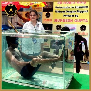 Longest Duration to Sit Underwater in an Aquarium by an Individual