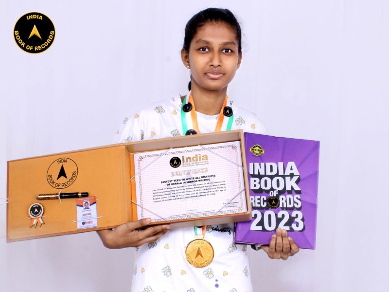 Fastest-teen-to-write-all-districts-of-Kerala-in-mirror-writing