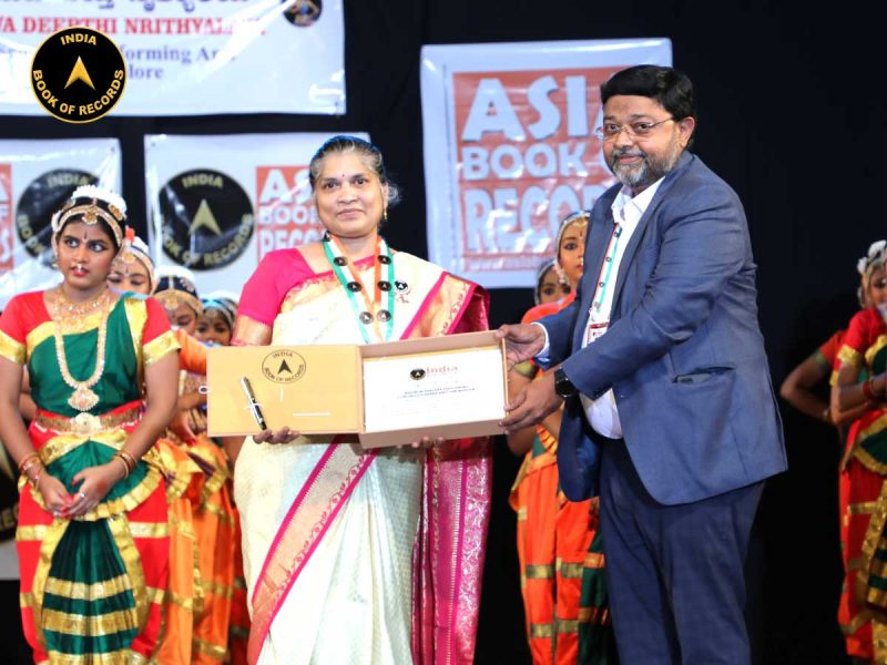 MAXIMUM-DANCERS-PERFORMING-CONTINUOUS-BHARATANATYAM-MARGAM