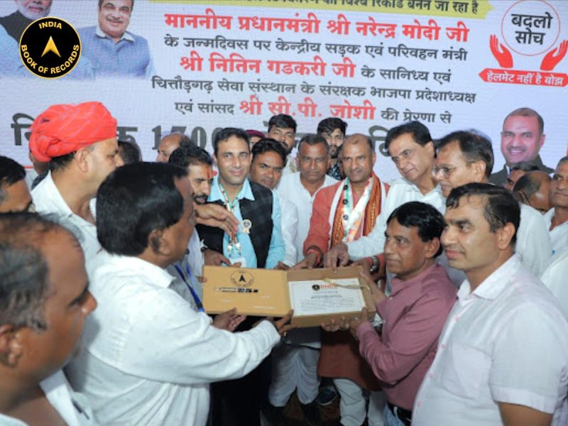 MAXIMUM HELMETS DISTRIBUTED WHILE TAKING ROAD SAFETY PLEDGE (1)