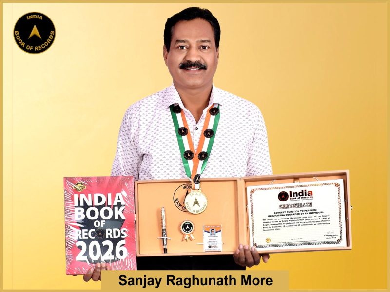 Longest duration to perform Mayurasana yoga pose by an individual