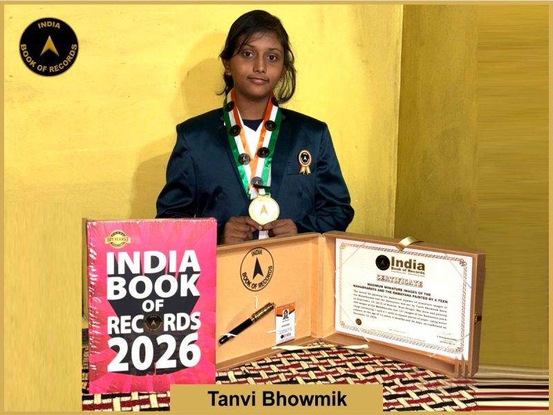 Pic of Tanvi Bhawmik, Maximum miniature images of the Mahabharata and the Ramayana painted by a teen.