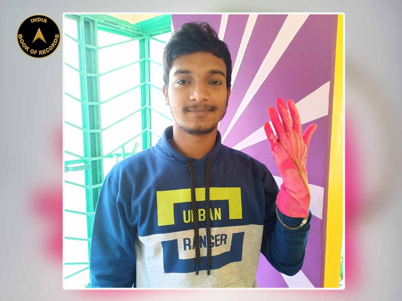 Youngest-to-make-Corona-protective-gloves-2