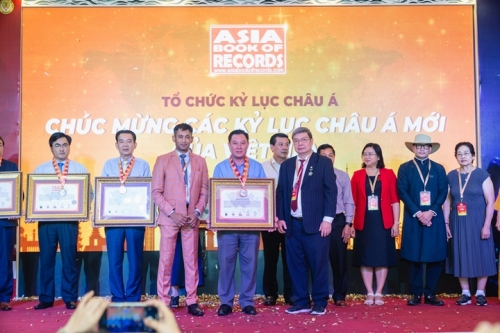 Grand-Reunion-of-World-Record-Presidents-in-Vietnam-145