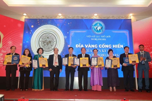 Mega-Celebration-of-Two-Decades-of-Vietnam-Book-of-Records-178