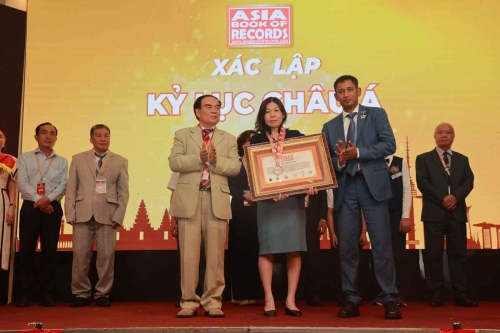 Mega-Celebration-of-Two-Decades-of-Vietnam-Book-of-Records-210
