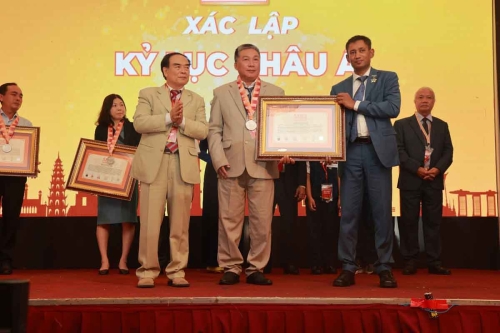 Mega-Celebration-of-Two-Decades-of-Vietnam-Book-of-Records-212