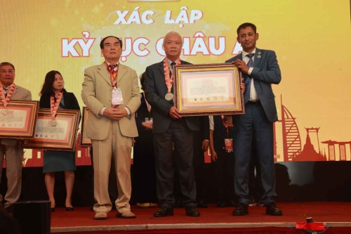 Mega-Celebration-of-Two-Decades-of-Vietnam-Book-of-Records-214