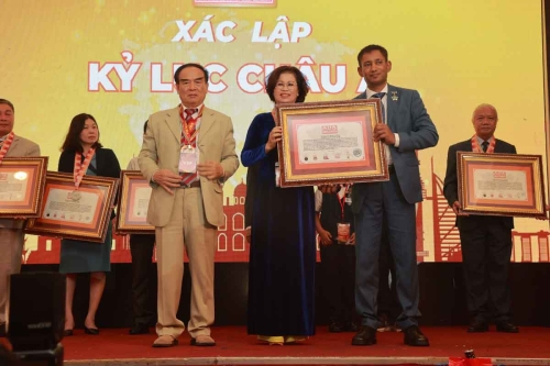 Mega-Celebration-of-Two-Decades-of-Vietnam-Book-of-Records-215
