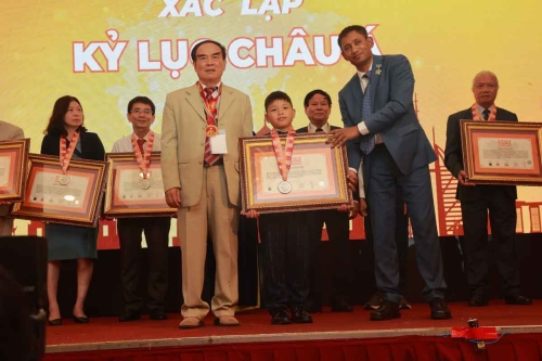 Mega-Celebration-of-Two-Decades-of-Vietnam-Book-of-Records-216