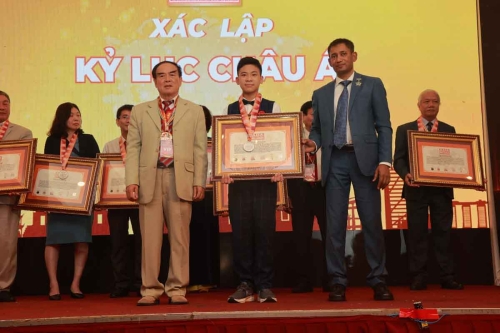 Mega-Celebration-of-Two-Decades-of-Vietnam-Book-of-Records-217