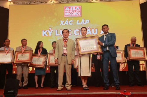 Mega-Celebration-of-Two-Decades-of-Vietnam-Book-of-Records-218