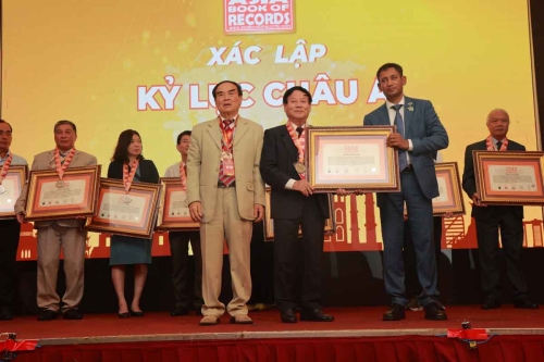 Mega-Celebration-of-Two-Decades-of-Vietnam-Book-of-Records-219
