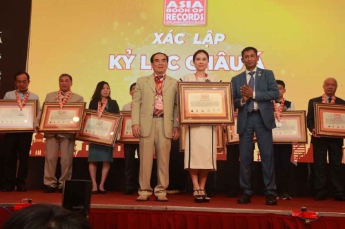 Mega-Celebration-of-Two-Decades-of-Vietnam-Book-of-Records-220