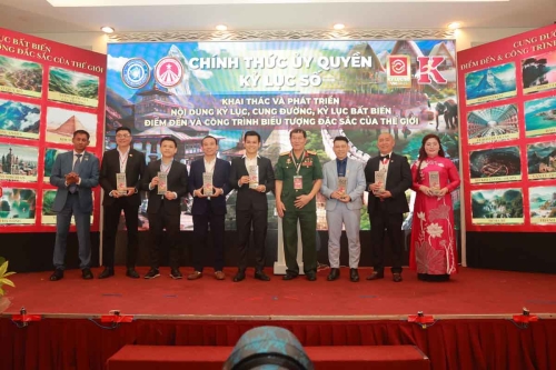 Mega-Celebration-of-Two-Decades-of-Vietnam-Book-of-Records-225
