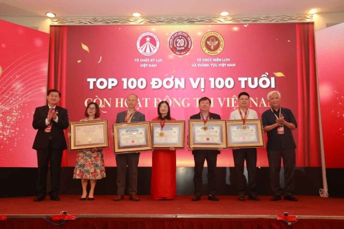 Mega-Celebration-of-Two-Decades-of-Vietnam-Book-of-Records-240