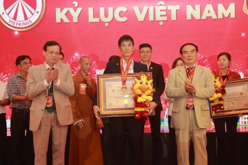 Mega-Celebration-of-Two-Decades-of-Vietnam-Book-of-Records-245
