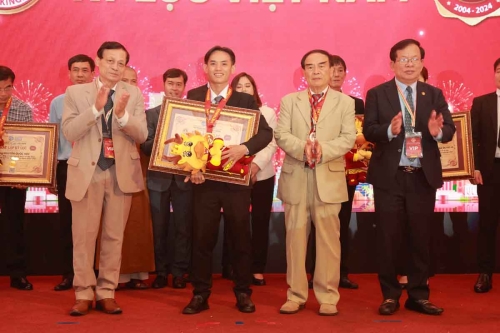 Mega-Celebration-of-Two-Decades-of-Vietnam-Book-of-Records-246