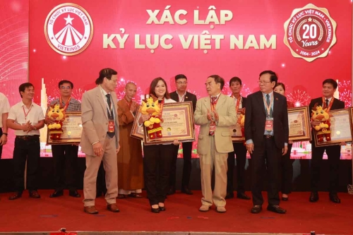 Mega-Celebration-of-Two-Decades-of-Vietnam-Book-of-Records-250