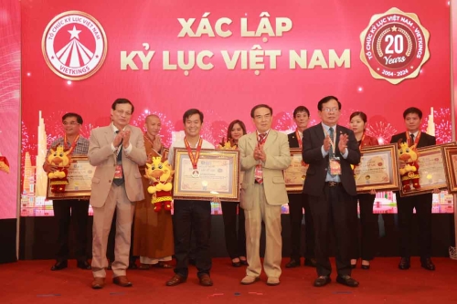 Mega-Celebration-of-Two-Decades-of-Vietnam-Book-of-Records-251