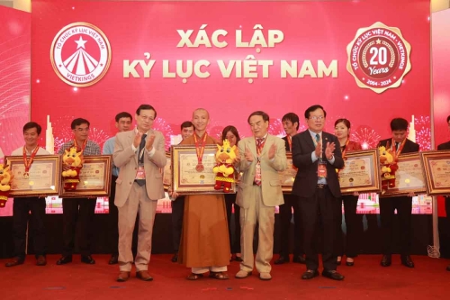 Mega-Celebration-of-Two-Decades-of-Vietnam-Book-of-Records-252