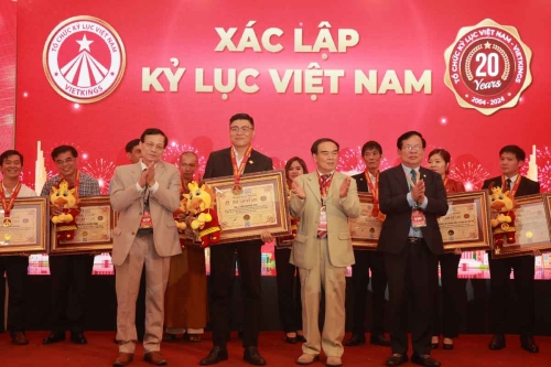 Mega-Celebration-of-Two-Decades-of-Vietnam-Book-of-Records-253
