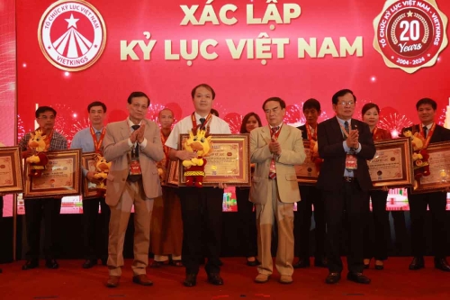 Mega-Celebration-of-Two-Decades-of-Vietnam-Book-of-Records-257