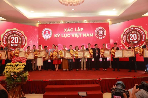 Mega-Celebration-of-Two-Decades-of-Vietnam-Book-of-Records-260