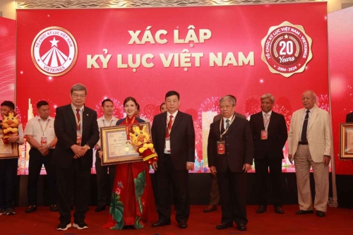 Mega-Celebration-of-Two-Decades-of-Vietnam-Book-of-Records-270