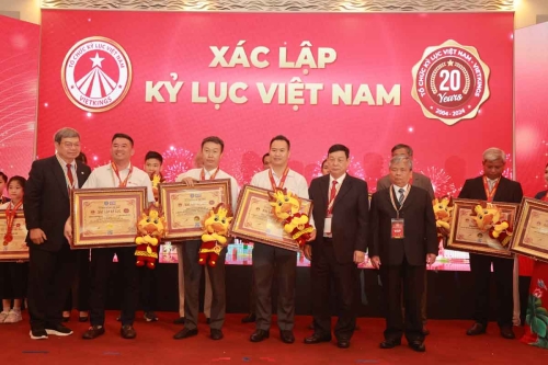 Mega-Celebration-of-Two-Decades-of-Vietnam-Book-of-Records-275