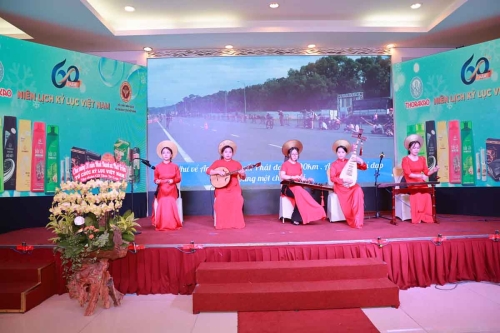 Mega-Celebration-of-Two-Decades-of-Vietnam-Book-of-Records-55