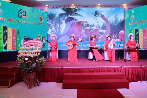 Mega-Celebration-of-Two-Decades-of-Vietnam-Book-of-Records-57