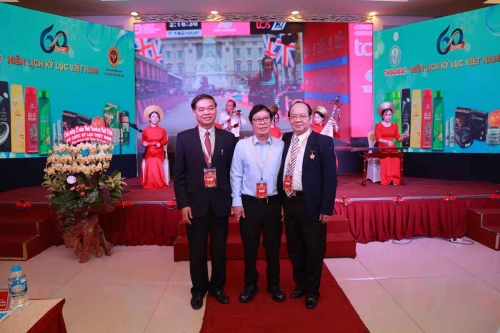 Mega-Celebration-of-Two-Decades-of-Vietnam-Book-of-Records-59